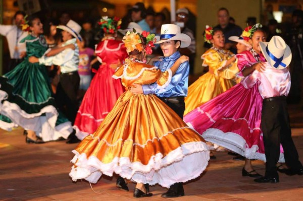 Comayagua celebra noche cultural con show de luces y ritmo