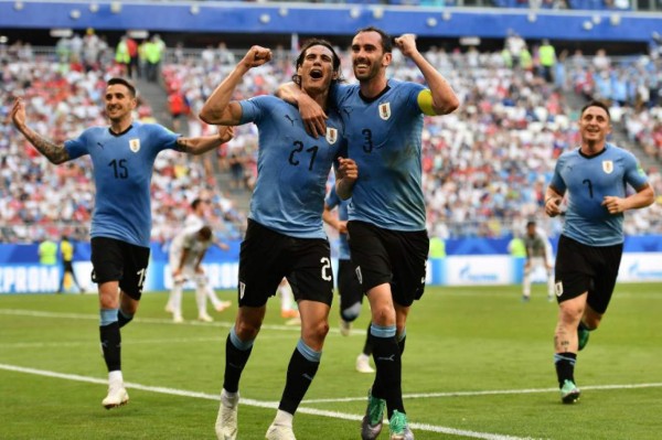 Uruguay vapuleó a Rusia y se quedó con el primer lugar el Grupo A