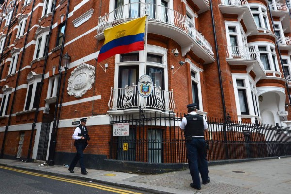 Assange dice que saldrá de la embajada de Ecuador en Londres