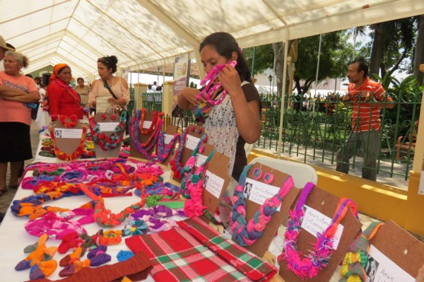 Lencas venden productos en festival en Comayagua