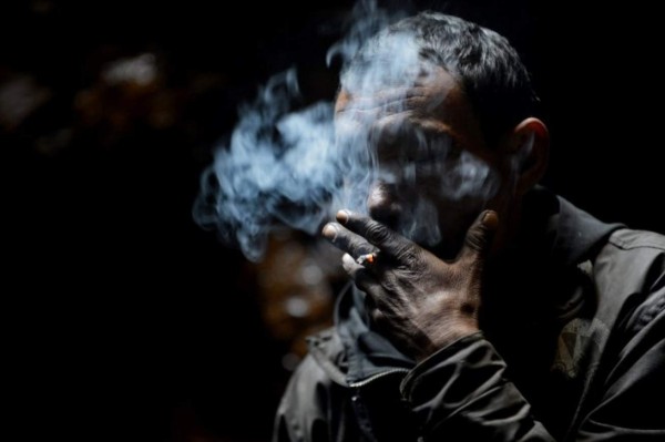 Juez ordena a tabacalera indemnizar a hombre que lleva 50 años fumando