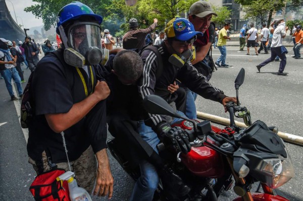 Mueren dos estudiantes en masiva protesta contra Maduro