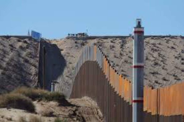 Pentágono autoriza $1,000 millones para muro de Trump en frontera con México