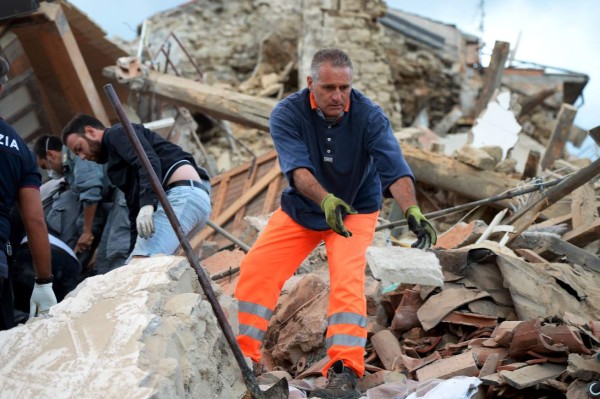 Italia: Rescatistas empiezan la labor contrarreloj