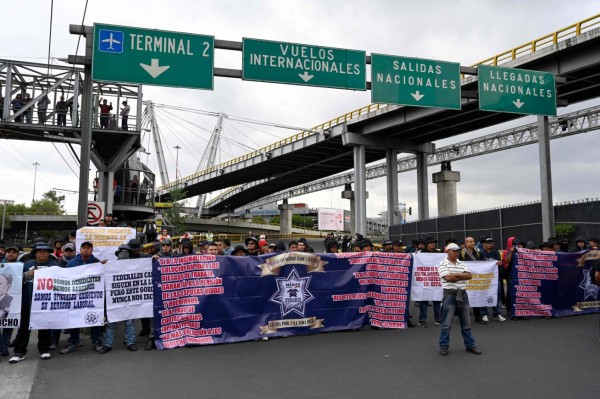 Policías bloquean en protesta acceso a principal aeropuerto de México
