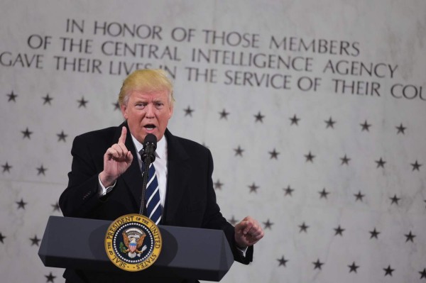 'Los amo y los respeto', dice Trump a la CIA