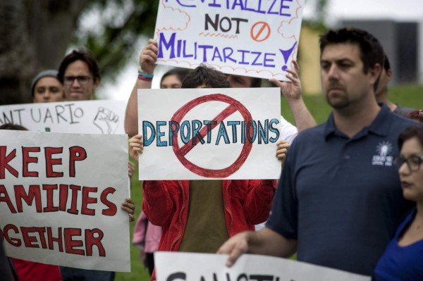 Familias de inmigrantes en riesgo de deportación piden donaciones en internet