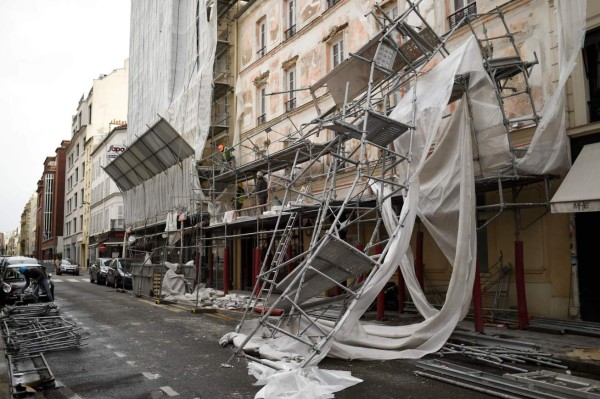 TOPSHOT - Workers assess damages after building scaffoldings collapsed due to strong winds in Paris' 17th district on January 3, 2018 as storm Eleanor hits the northern part of France. / AFP PHOTO / STEPHANE DE SAKUTIN