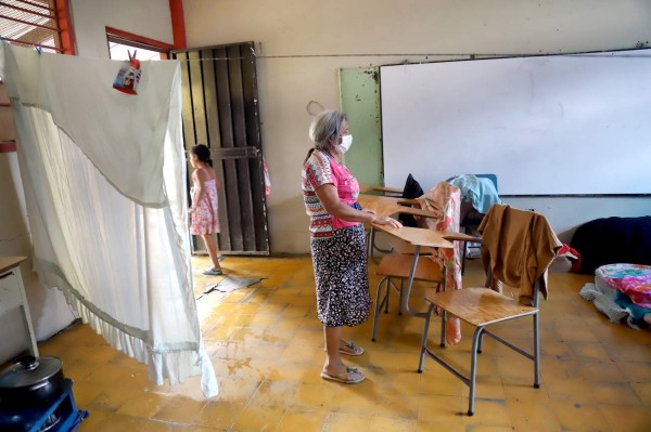 Madre camina hora y media con su hijo para buscar atención médica