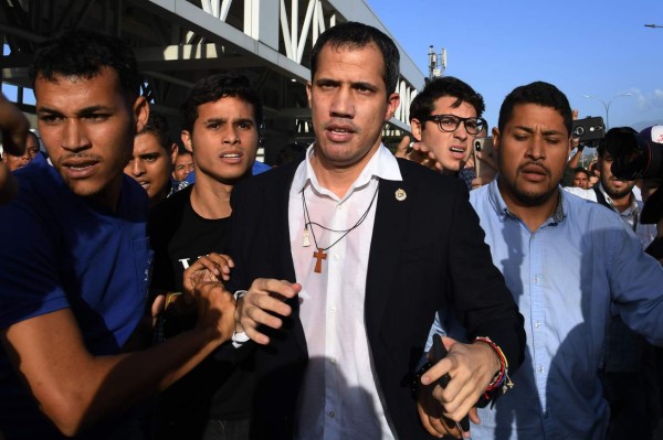 Chavistas agreden a Guaidó a su llegada al aeropuerto de Venezuela