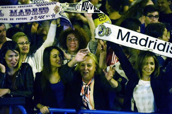 Bandera de Honduras en festejos de aficionados del Real Madrid en España