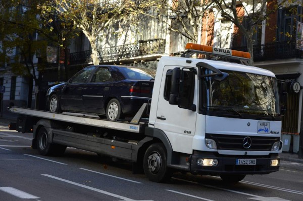 Hombre estrella un carro con bombas en Madrid