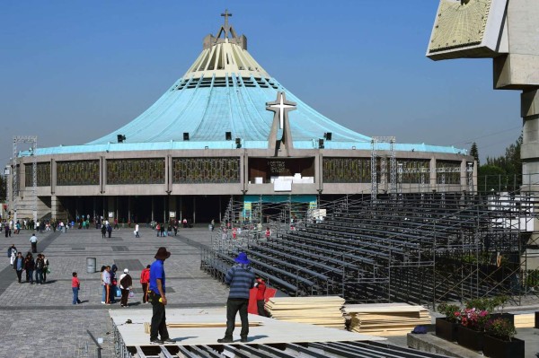 Workers make a ramp on February 5, 2016 on the esplanade in front of the Basilica of Guadalupe in Mexico City where Pope Francis, during his February 12 to 17 visit Mexico, will officiate mass. AFP PHOTO/ALFREDO ESTRELLA
