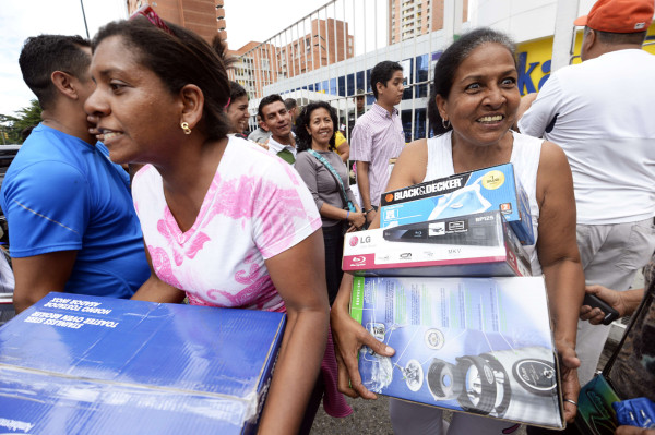 Venezolanos abarrotan tiendas en rebaja tras intervención del Gobierno