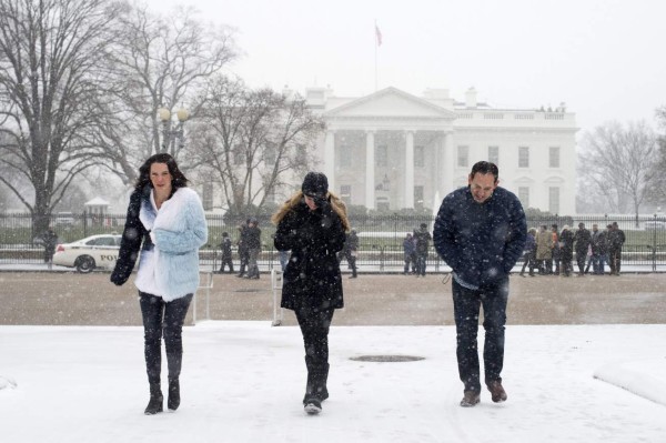 Limpieza inicia en EUA tras tormenta 'Snowzilla'