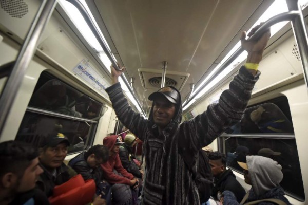 Caravana de migrantes: Cientos salen en metro de la Ciudad de México pero otros deciden quedarse