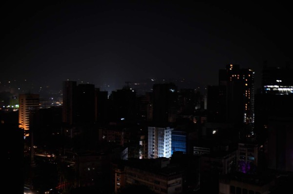 Venezuela vive su séptimo día con cortes eléctricos en Caracas