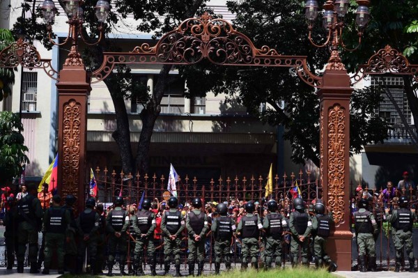 Parlamento venezolano cita al presidente Maduro para el martes