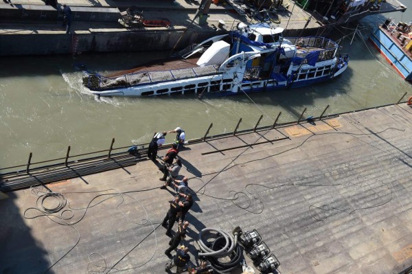 Sacan del Danubio el barco hundido con turistas y recuperan más cuerpos