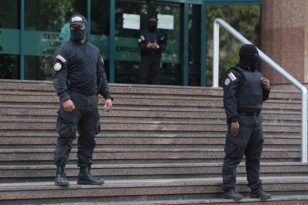 Policía venezolana allana oficina de Guaidó en Caracas