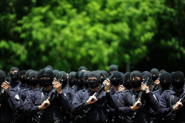 Policías salvadoreños marchan para exigir incremento salarial  
