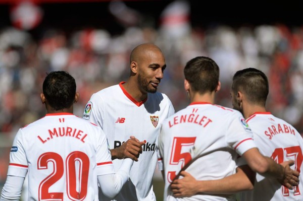 Sevilla's French midfielder Steven N'Zonzi (2L) and teammates celebrate their opening goal during the Spanish league football match between Sevilla FC and Girona FC at the Ramon Sanchez Pizjuan stadium in Sevilla on February 11, 2018. / AFP PHOTO / Cristina Quicler