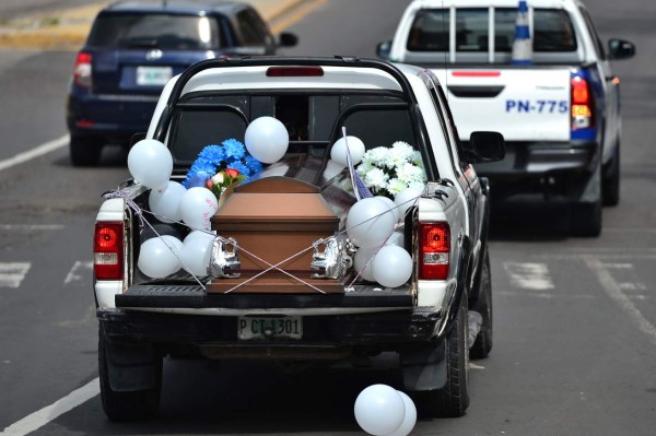 The coffin of a male nurse of the Honduran Institute of Social Security (IHSS), who died from COVID-19, is transported to a cemetery in Tegucigalpa, on August 6, 2020. - At least 62 health workers have died in Honduras from the new coronavirus. According to authorities, over 1,400 people have died from the disease in the country from the over 45,000 contagions. (Photo by ORLANDO SIERRA / AFP)