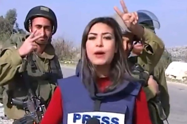 Soldados israelíes se burlan de una periodista palestina