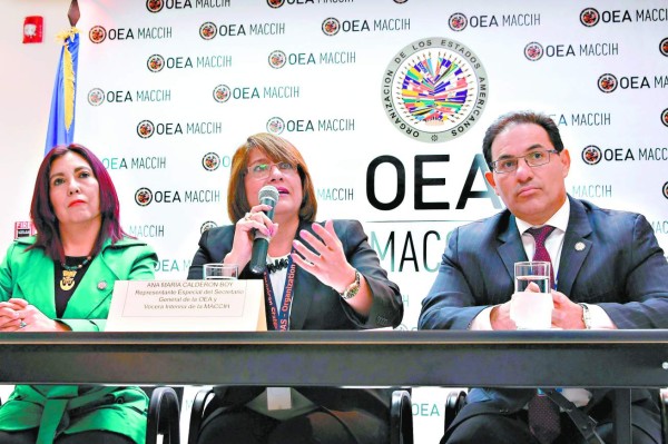 (L to R) Colombian lawyer Martha Ladino, the spokeswoman of the Mission to Support the Fight against Corruption and Impunity in Honduras (MACCIH), Ana Maria Calderon, and International Judge Marco Antonio Villeda Sandoval deliver a press conference in Tegucigalpa, on June 13, 2018. The OAS mission presented a request before the Supreme Court of Justice, against 38 members of President Juan Orlando Hernandez' government, for alleged crimes of 'authority abuse, fraud, embezzlement, money laundering, forgery and use of public documents' / AFP PHOTO / ORLANDO SIERRA