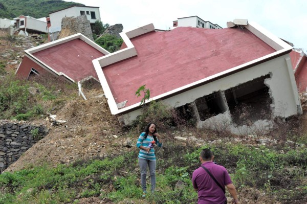 Piden a 46 familias evacuar Ciudad del Ángel ante peligro eminente