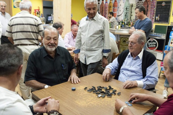 Carlos Slim juega al dominó en España