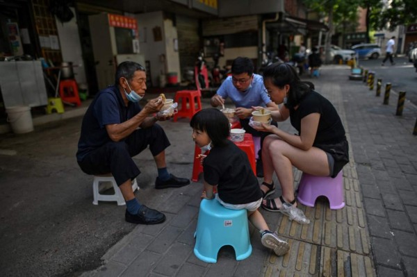 China celebra 'logros' en lucha contra pandemia, pero advierte de inmensos desafíos