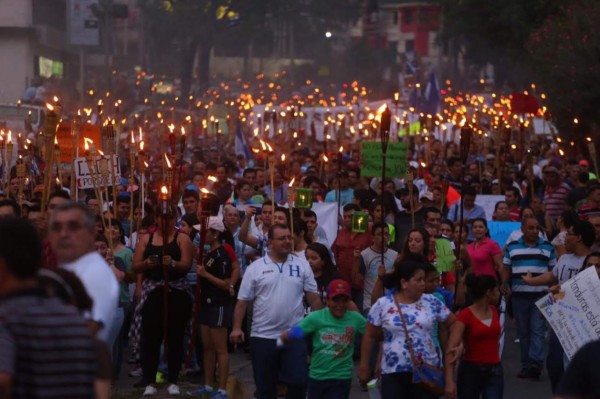 Marcha de Antorchas protestó contra políticos y corrupción