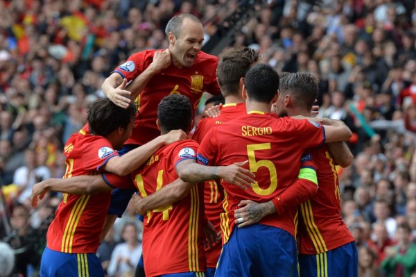 Piqué da el triunfo a España en su debut en la Eurocopa