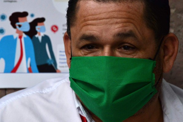 A man wears a protective face mask to prevent the spread of the new Coronavirus, COVID-19, at Toncontin International Airport, in Tegucigalpa, on March 12, 2020. - The Honduran government has suspended classes at schools and universities. (Photo by ORLANDO SIERRA / AFP)