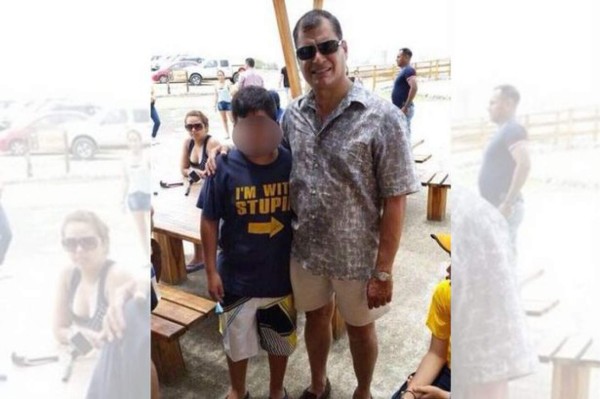 'Estoy con un estúpido', la foto viral de Rafael Correa
