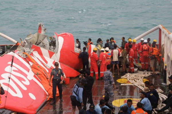 Indonesia abandona búsqueda de restos del avión de AirAsia