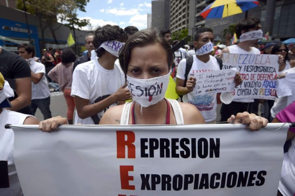 Cientos marchan en Caracas, Gobierno venezolano elevó a 39 la cifra de muertes