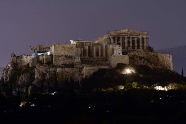 The ancient Acropolis in seen with lights off during the Earth Hour in Athens on March 25, 2017.Earth Hour is a global call to turn off lights for one hour in a bid to highlight the global climate change. / AFP PHOTO / LOUISA GOULIAMAKI