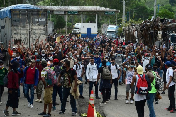 Guatemala deporta a los primeros 110 hondureños de la caravana