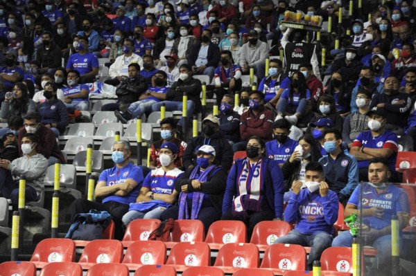 Cruz Azul fans watch the game against Toluca during their Mexican Clausura quarterfinal tournament football match, at the Aztec stadium, in Mexico City on May 15, 2021. (Photo by CLAUDIO CRUZ / AFP)