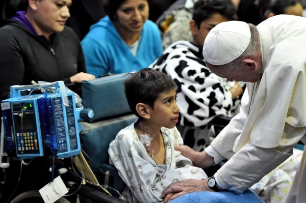 Papa Francisco visita en hospital a niños con cáncer