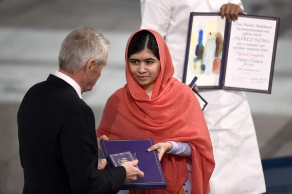 La adolescente paquistaní Malala recibe el Nobel de la Paz en el ayuntamiento de Oslo por su lucha por los derechos de los niños.