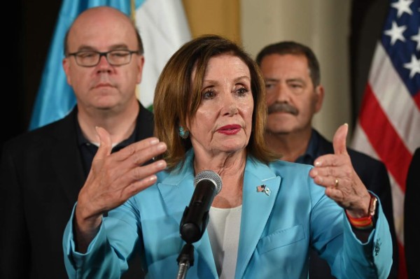 Pelosi tilda de vergonzosas las condiciones en que se trata a los migrantes