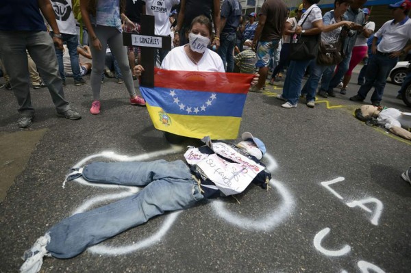 Cientos marchan en Caracas, Gobierno venezolano elevó a 39 la cifra de muertes