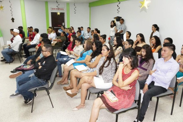 Jóvenes de Chamelecón capacitados para trabajar en los call centers