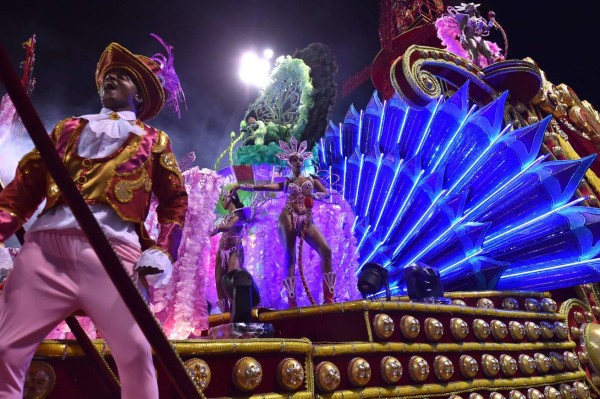 Entre samba y repelente arrancan desfiles del carnaval de Río
