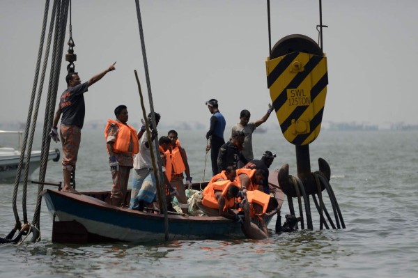 Al menos 29 muertos tras naufragar un ferry en Bangladesh