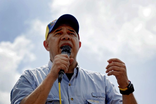 Gobierno y oposición venezolana marchan separados contra la violencia