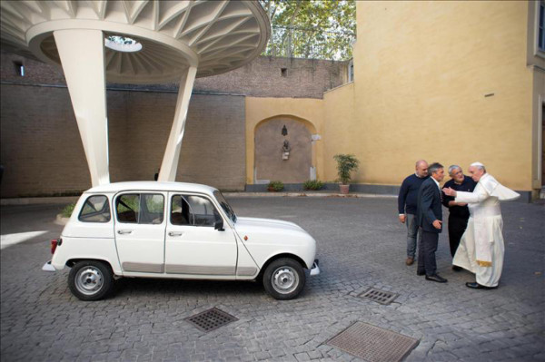El curioso carro que le regalaron al Papa